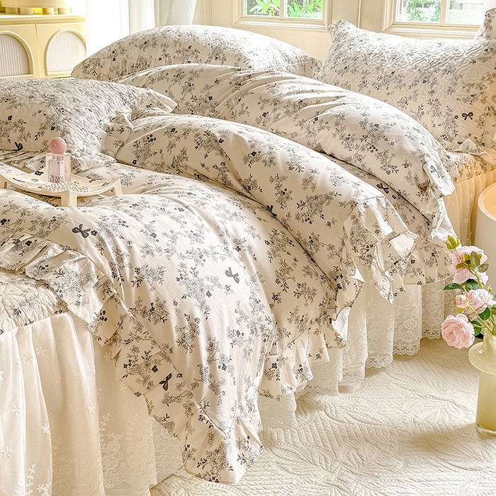 91家纺网 家纺一手货源 找家纺 花香四季家纺 2024新款全棉夹棉绗缝床裙款四件套纯棉印花法式套件蕾丝公主风 蝴蝶结