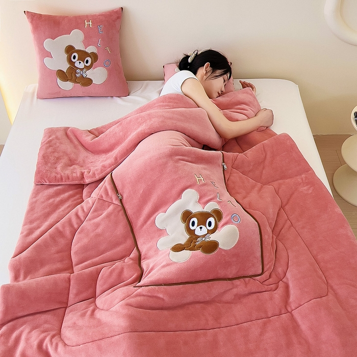 91家纺网 家纺一手货源 找家纺 阳光依佰抱枕被 2024秋冬新款牛奶绒绅士小熊多功能抱枕被 绅士小熊-豆沙红