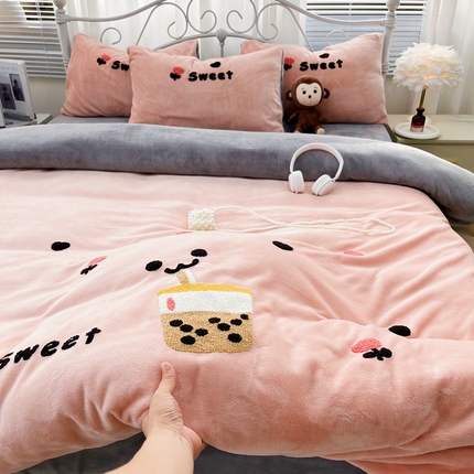 鑫利来家纺 2025新款牛奶绒毛巾绣四件套加厚立体卡通牛奶绒四件套 奶茶-粉灰