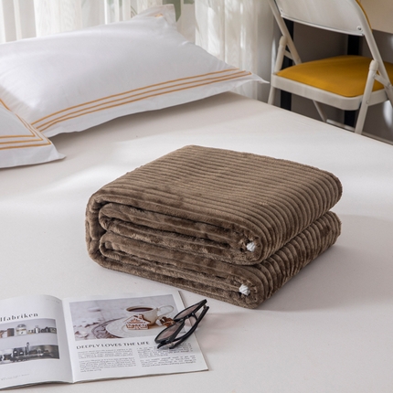 91家纺网 家纺一手货源 找家纺 2025新款240克轻盈保暖秋冬居家办公柔软亲肤午休小毯子便携车载毯 咖啡色