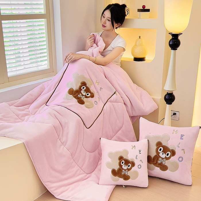 91家纺网 家纺一手货源 找家纺 阳光依佰抱枕被 2024秋冬新款牛奶绒绅士小熊多功能抱枕被 绅士小熊-玉粉色