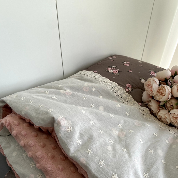 91家纺网 家纺一手货源 找家纺 2025新款秋冬季棉加豆豆绒法式花边款豆豆被被芯 雅思