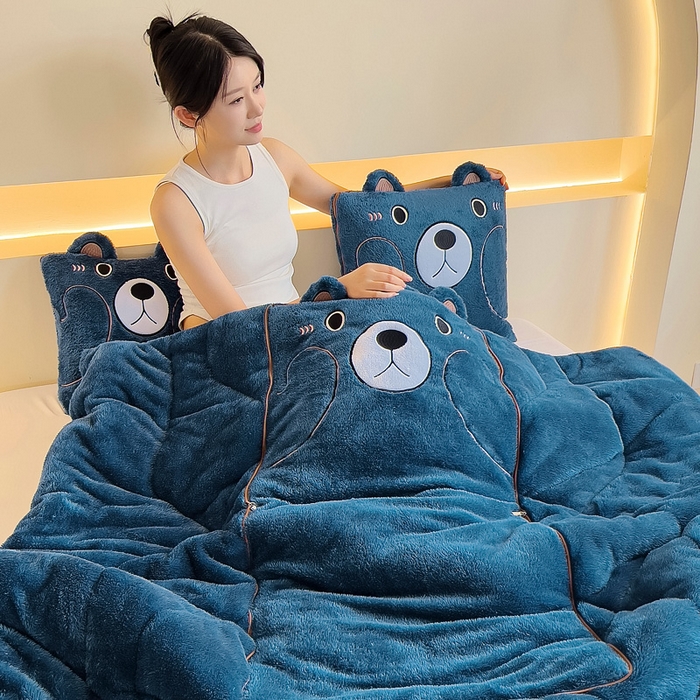 91家纺网 家纺一手货源 找家纺 阳光依佰抱枕被 2024秋冬新款北极绒乖乖熊多功能抱枕被 乖乖熊-星空蓝