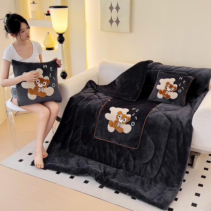 91家纺网 家纺一手货源 找家纺 阳光依佰抱枕被 2024秋冬新款牛奶绒绅士小熊多功能抱枕被 绅士小熊-深灰色