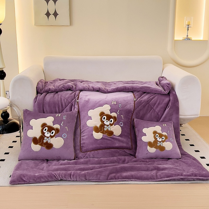91家纺网 家纺一手货源 找家纺 阳光依佰抱枕被 2024秋冬新款牛奶绒绅士小熊多功能抱枕被 绅士小熊-罗兰紫