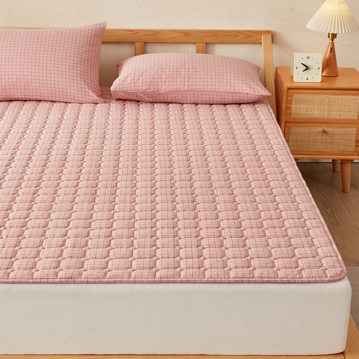 91家纺网 家纺一手货源 找家纺 卡派 2024新款色织全棉夹棉床褥大床 粉小格