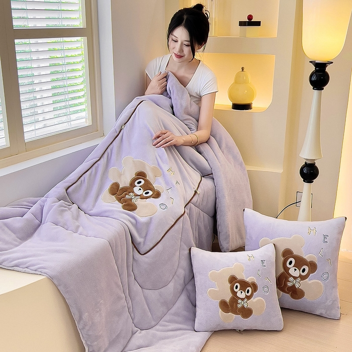 91家纺网 家纺一手货源 找家纺 阳光依佰抱枕被 2024秋冬新款牛奶绒绅士小熊多功能抱枕被 绅士小熊-香芋紫