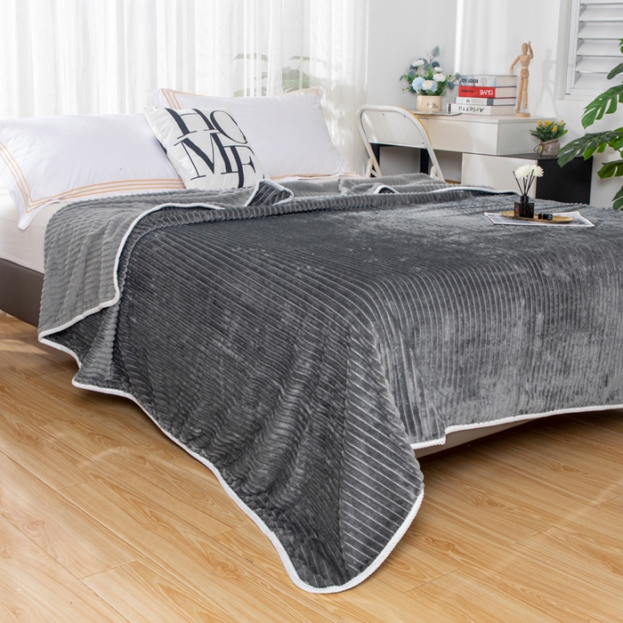 91家纺网 家纺一手货源 找家纺 2025新款240克轻盈保暖秋冬居家办公柔软亲肤午休小毯子便携车载毯 深灰