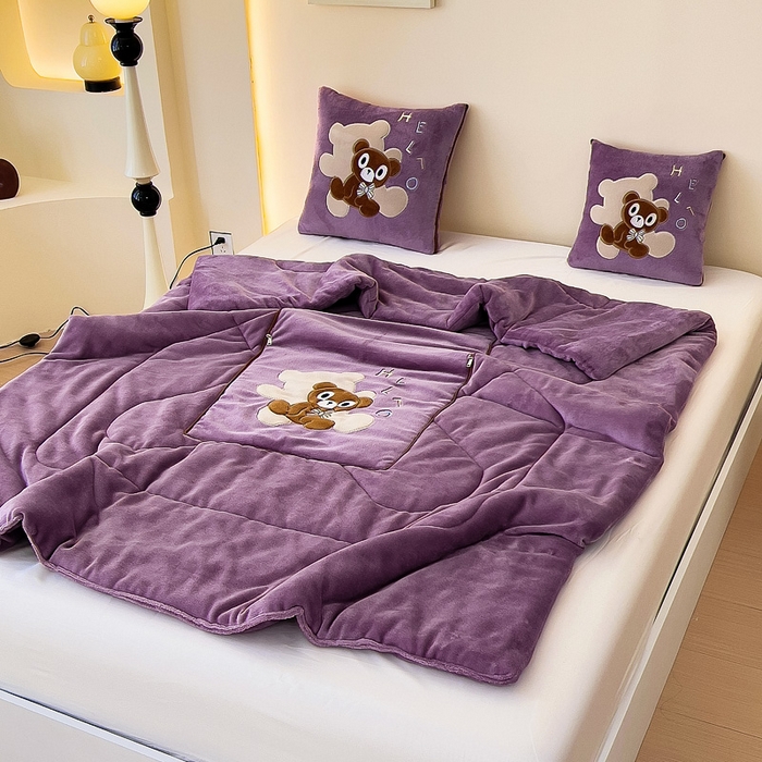 91家纺网 家纺一手货源 找家纺 阳光依佰抱枕被 2024秋冬新款牛奶绒绅士小熊多功能抱枕被 绅士小熊-罗兰紫