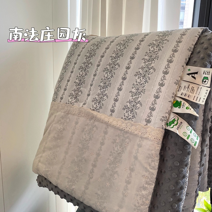 91家纺网 家纺一手货源 找家纺 2025新款秋冬季棉加豆豆绒法式花边款豆豆被被芯 南法庄园灰