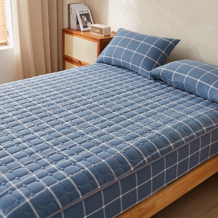 91家纺网 家纺一手货源 找家纺 卡派 2024新款色织全棉夹棉床笠 海蓝格