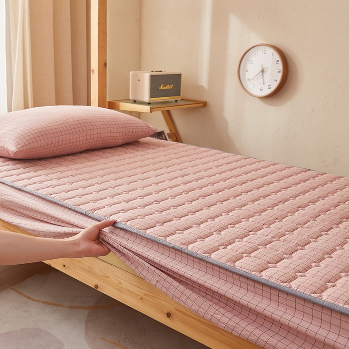 91家纺网 家纺一手货源 找家纺 卡派 2024新款色织全棉夹棉床笠(无印家居风） 粉小格