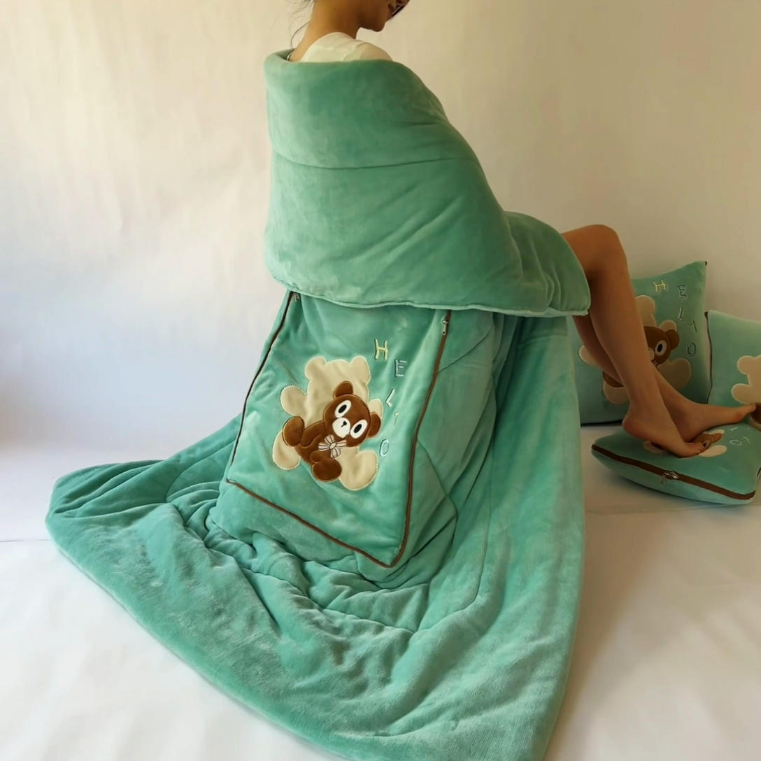 91家纺网 家纺一手货源 找家纺 阳光依佰抱枕被 2024秋冬新款牛奶绒绅士小熊多功能抱枕被 绅士小熊-薄荷绿