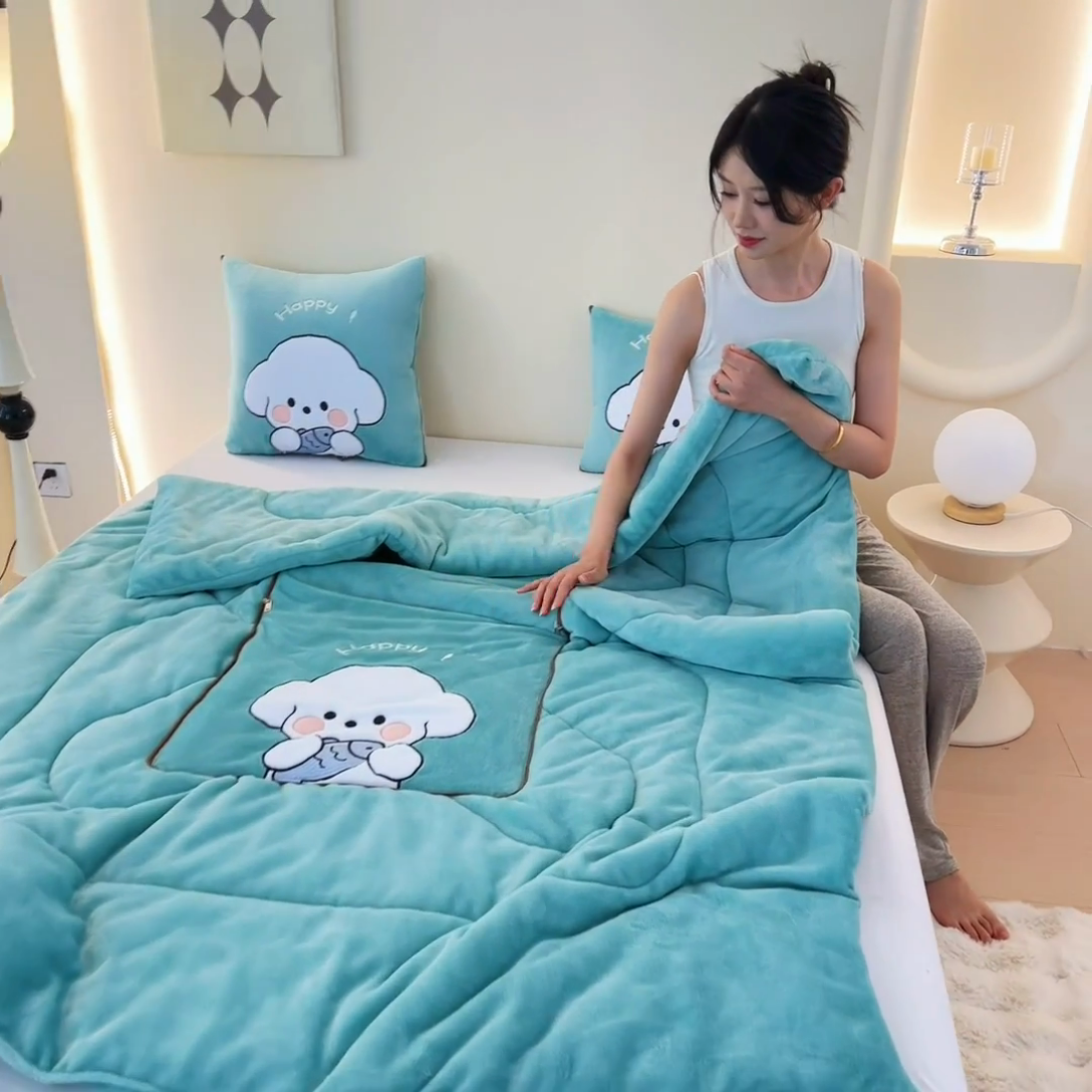 91家纺网 家纺一手货源 找家纺 阳光依佰抱枕被 2024秋冬新款牛奶绒可萌狗多功能抱枕被 可萌狗-水绿色
