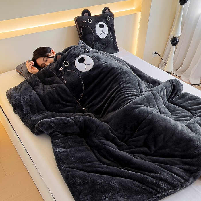91家纺网 家纺一手货源 找家纺 阳光依佰抱枕被 2024秋冬新款北极绒乖乖熊多功能抱枕被 乖乖熊-神秘黑