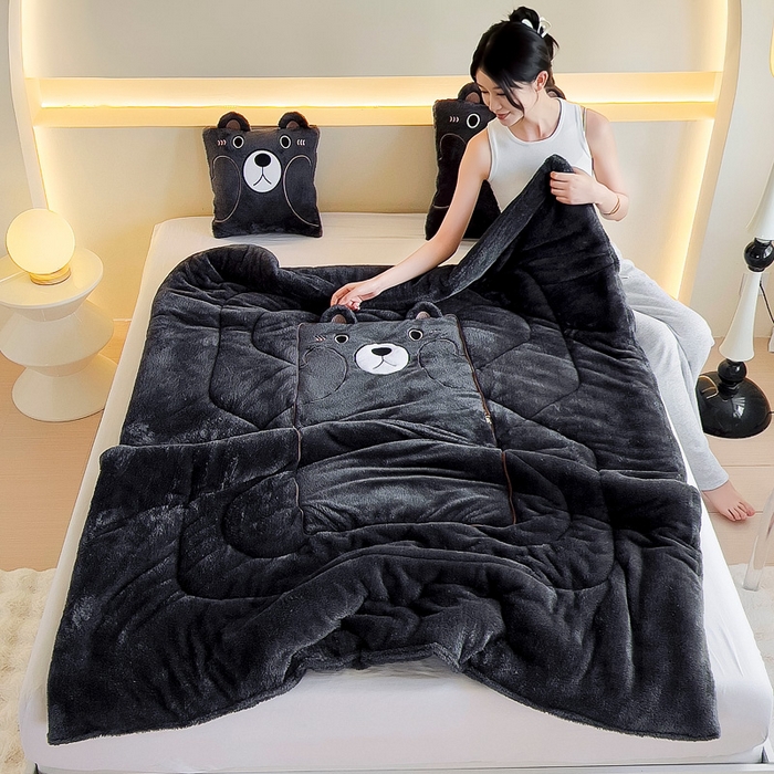 91家纺网 家纺一手货源 找家纺 阳光依佰抱枕被 2024秋冬新款北极绒乖乖熊多功能抱枕被 乖乖熊-神秘黑