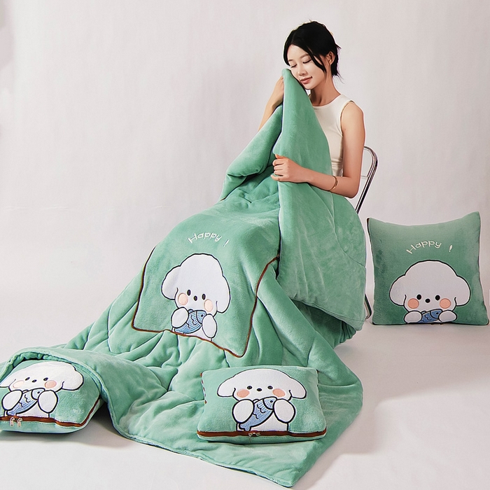 91家纺网 家纺一手货源 找家纺 阳光依佰抱枕被 2024秋冬新款牛奶绒可萌狗多功能抱枕被 可萌狗-水绿色