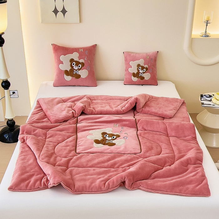 91家纺网 家纺一手货源 找家纺 阳光依佰抱枕被 2024秋冬新款牛奶绒绅士小熊多功能抱枕被 绅士小熊-豆沙红