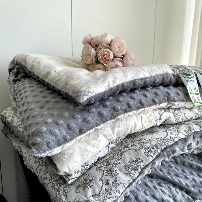 91家纺网 家纺一手货源 找家纺 2025新款秋冬季棉加豆豆绒法式花边款豆豆被被芯 奥黛丽