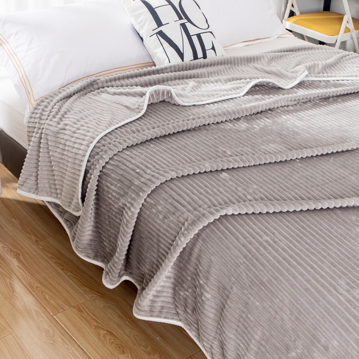 91家纺网 家纺一手货源 找家纺 2025新款240克轻盈保暖秋冬居家办公柔软亲肤午休小毯子便携车载毯 浅灰