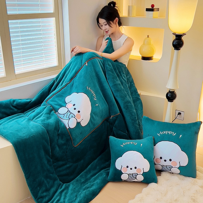 91家纺网 家纺一手货源 找家纺 阳光依佰抱枕被 2024秋冬新款牛奶绒可萌狗多功能抱枕被 可萌狗-孔雀绿