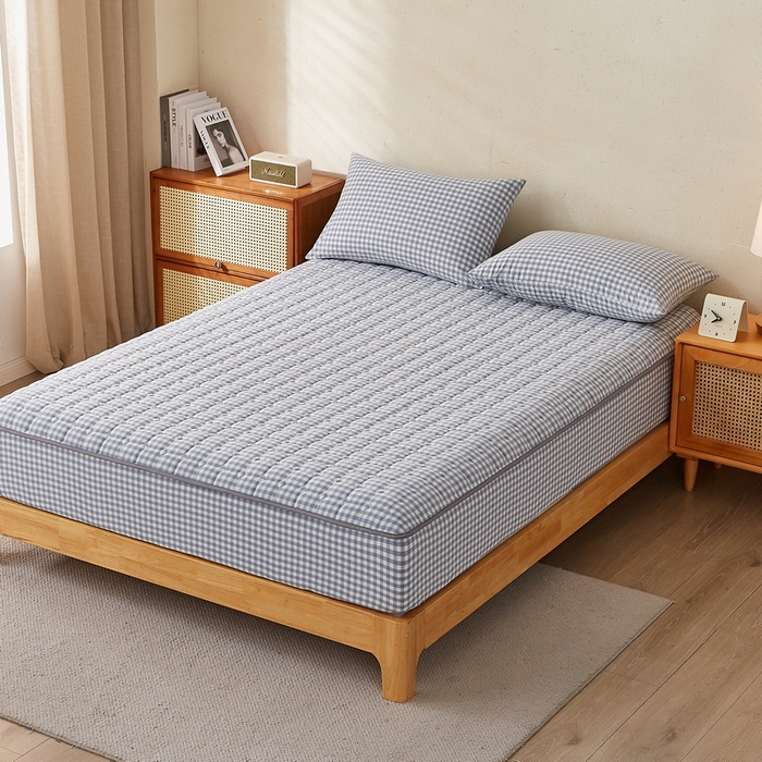 91家纺网 家纺一手货源 找家纺 卡派 2024新款色织全棉夹棉床笠 蓝小格