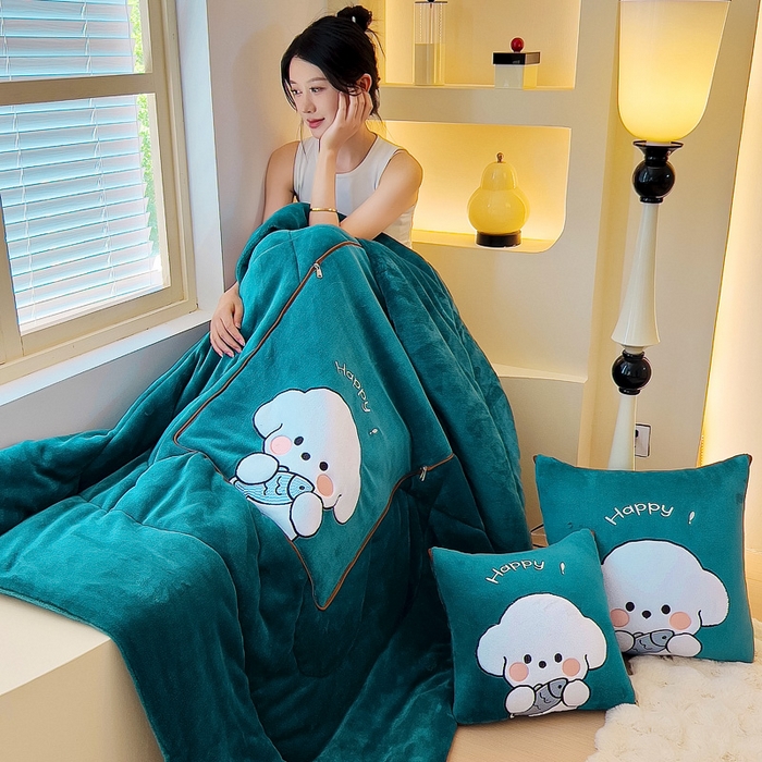 91家纺网 家纺一手货源 找家纺 阳光依佰抱枕被 2024秋冬新款牛奶绒可萌狗多功能抱枕被 可萌狗-孔雀绿