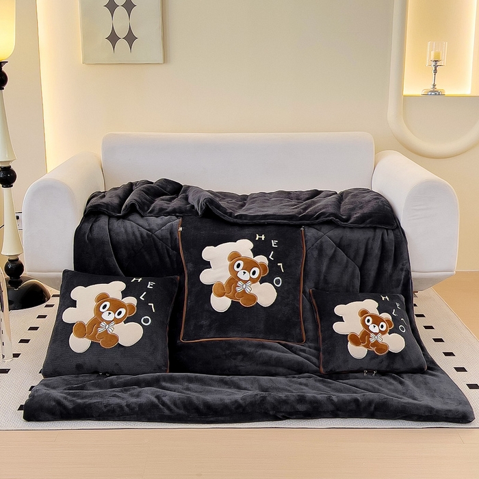 91家纺网 家纺一手货源 找家纺 阳光依佰抱枕被 2024秋冬新款牛奶绒绅士小熊多功能抱枕被 绅士小熊-深灰色