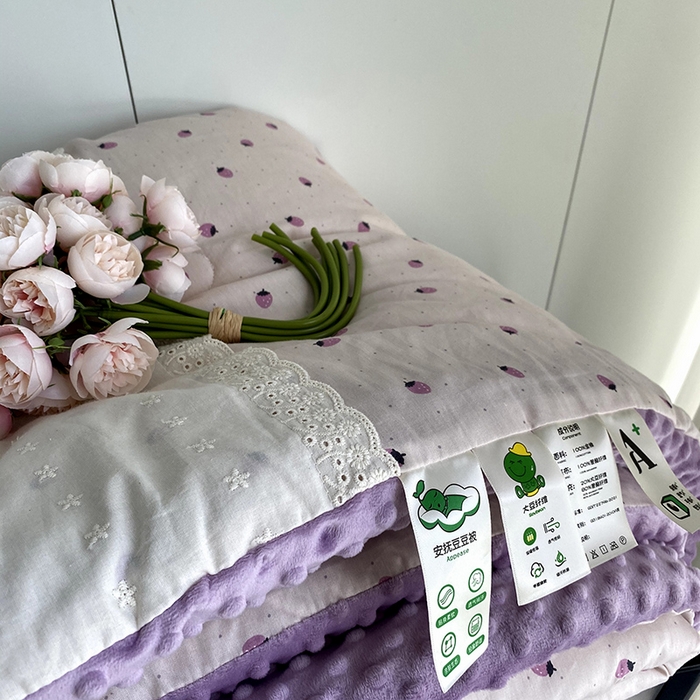 91家纺网 家纺一手货源 找家纺 2025新款秋冬季棉加豆豆绒法式花边款豆豆被被芯 草莓紫