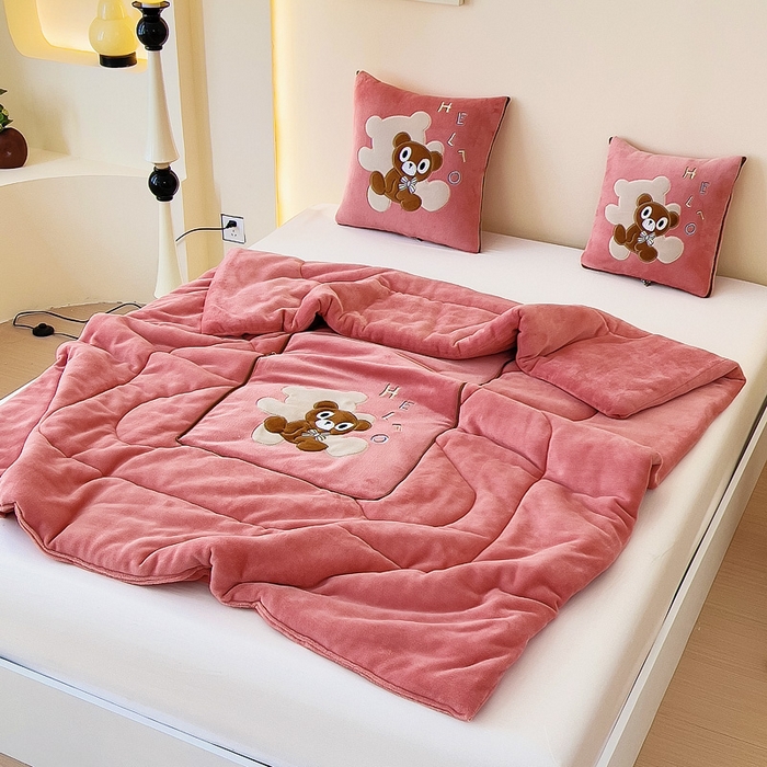 91家纺网 家纺一手货源 找家纺 阳光依佰抱枕被 2024秋冬新款牛奶绒绅士小熊多功能抱枕被 绅士小熊-豆沙红