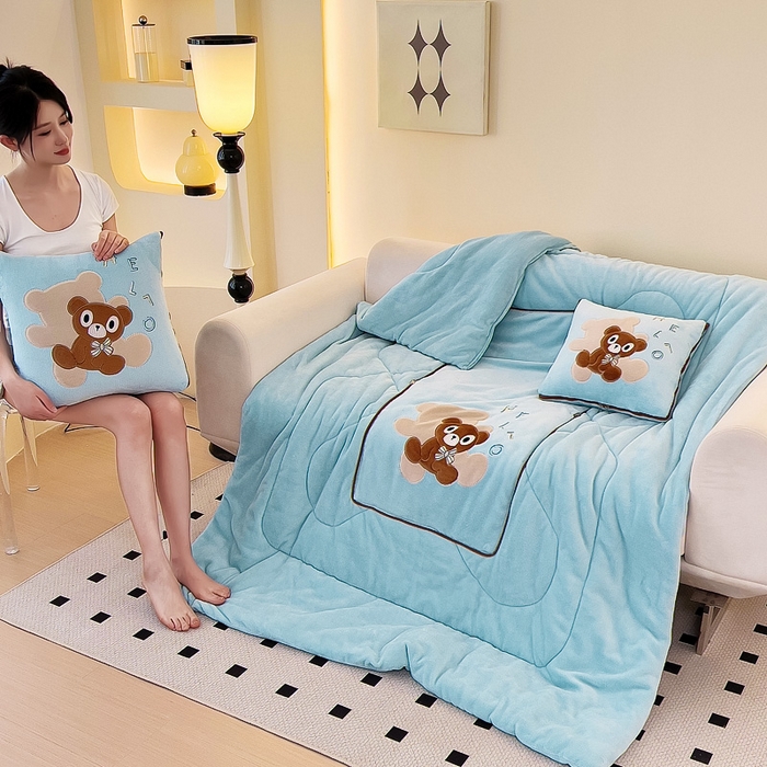 91家纺网 家纺一手货源 找家纺 阳光依佰抱枕被 2024秋冬新款牛奶绒绅士小熊多功能抱枕被 绅士小熊-湖水蓝