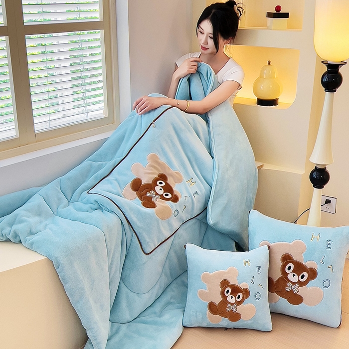 91家纺网 家纺一手货源 找家纺 阳光依佰抱枕被 2024秋冬新款牛奶绒绅士小熊多功能抱枕被 绅士小熊-湖水蓝