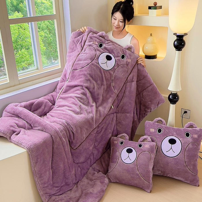 91家纺网 家纺一手货源 找家纺 阳光依佰抱枕被 2024秋冬新款北极绒乖乖熊多功能抱枕被 乖乖熊-木槿紫