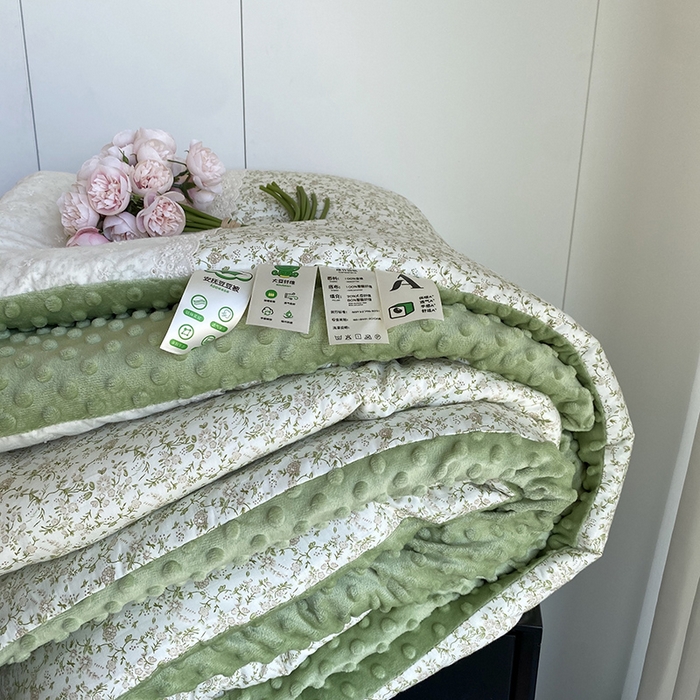 91家纺网 家纺一手货源 找家纺 2025新款秋冬季棉加豆豆绒法式花边款豆豆被被芯 花田绿