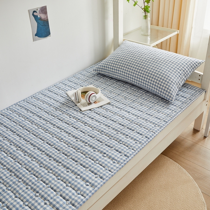 91家纺网 家纺一手货源 找家纺 卡派 2024新款全棉夹棉床褥 蓝小格