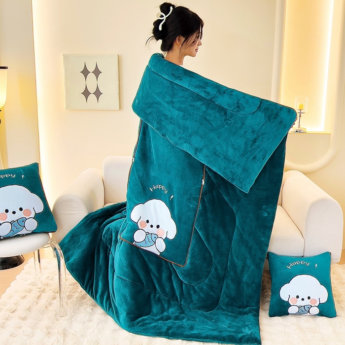 91家纺网 家纺一手货源 找家纺 阳光依佰抱枕被 2024秋冬新款牛奶绒可萌狗多功能抱枕被 可萌狗-孔雀绿