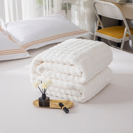 91家纺网 家纺一手货源 找家纺 2025新款魔法大泡泡绒法兰绒毛毯多功能盖毯 白色