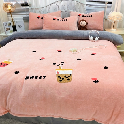 逸林家纺《原希尔顿逸林》 2024新款牛奶绒毛巾绣四件套加厚立体卡通牛奶绒四件套 奶茶-粉灰
