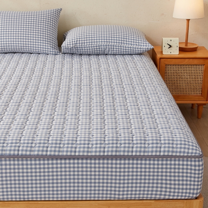 91家纺网 家纺一手货源 找家纺 卡派 2024新款色织全棉夹棉床笠 蓝小格