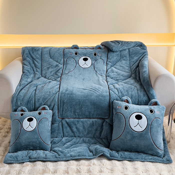 91家纺网 家纺一手货源 找家纺 阳光依佰抱枕被 2024秋冬新款北极绒乖乖熊多功能抱枕被 乖乖熊-雾霾蓝