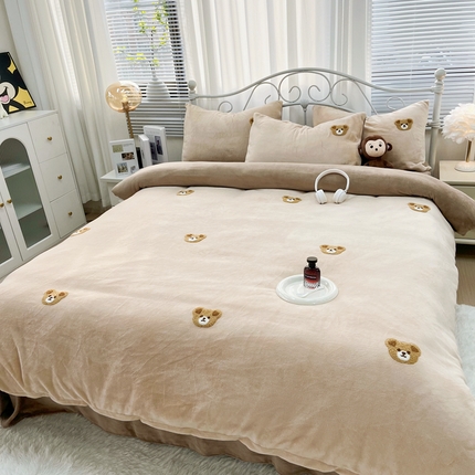 91家纺网 家纺一手货源 找家纺 （总）鑫利来家纺 2025新款牛奶绒毛巾绣四件套加厚立体卡通牛奶绒四件套