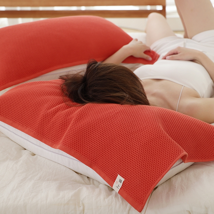 91家纺网 家纺一手货源 找家纺 2024新款北欧风素色布标全棉蜂窝华夫格透气枕巾52*78cm一对 北欧风-红