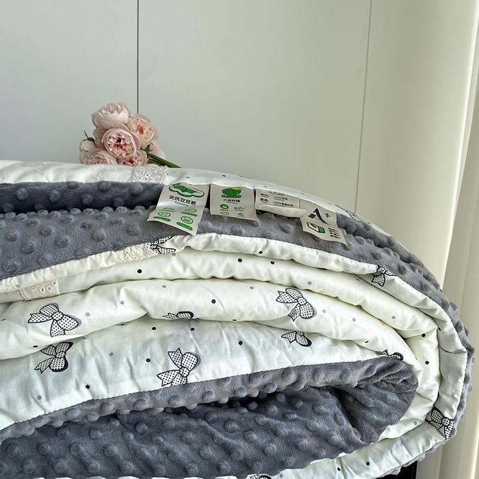 91家纺网 家纺一手货源 找家纺 2025新款秋冬季棉加豆豆绒法式花边款豆豆被被芯 灰色蝴蝶结