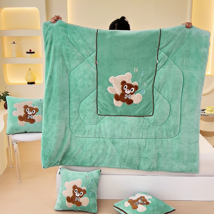 91家纺网 家纺一手货源 找家纺 阳光依佰抱枕被 2024秋冬新款牛奶绒绅士小熊多功能抱枕被 绅士小熊-薄荷绿