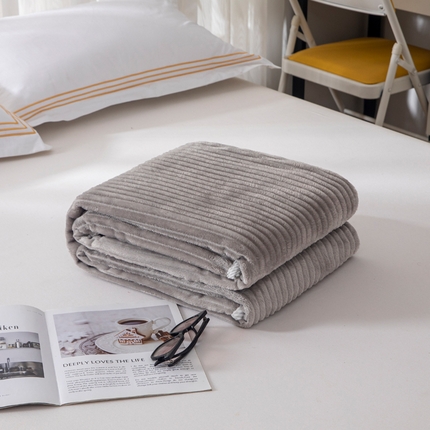 2025新款240克轻盈保暖秋冬居家办公柔软亲肤午休小毯子便携车载毯 浅灰