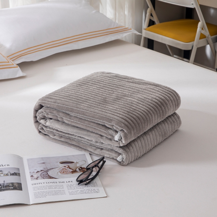 91家纺网 家纺一手货源 找家纺 2025新款240克轻盈保暖秋冬居家办公柔软亲肤午休小毯子便携车载毯 浅灰