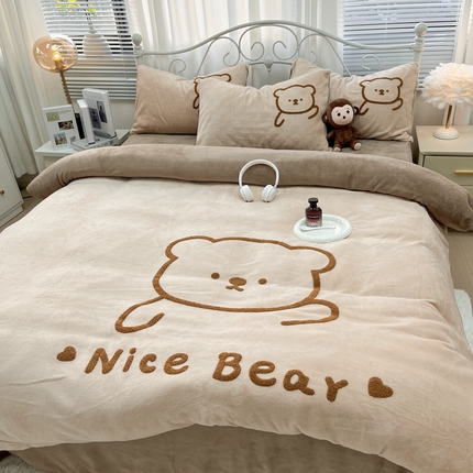 91家纺网 家纺一手货源 找家纺 逸林家纺《原希尔顿逸林》 2024新款牛奶绒毛巾绣四件套加厚立体卡通牛奶绒四件套 呆萌熊-浅咖深咖