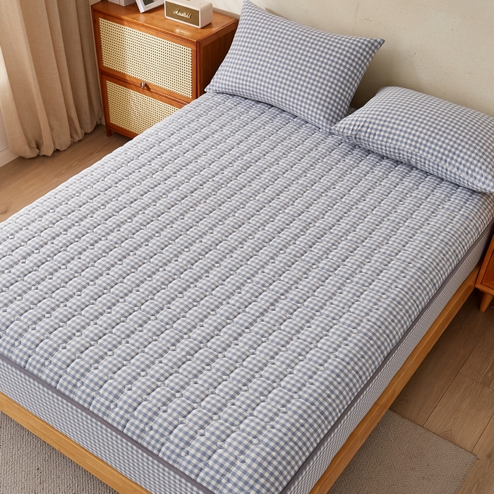 91家纺网 家纺一手货源 找家纺 卡派 2024新款色织全棉夹棉床笠 蓝小格