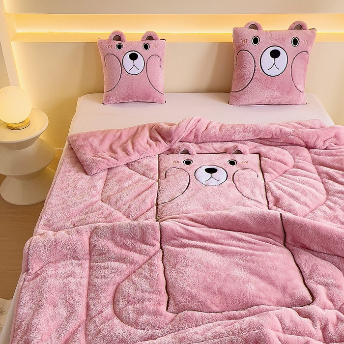 91家纺网 家纺一手货源 找家纺 阳光依佰抱枕被 2024秋冬新款北极绒乖乖熊多功能抱枕被 乖乖熊-樱花粉