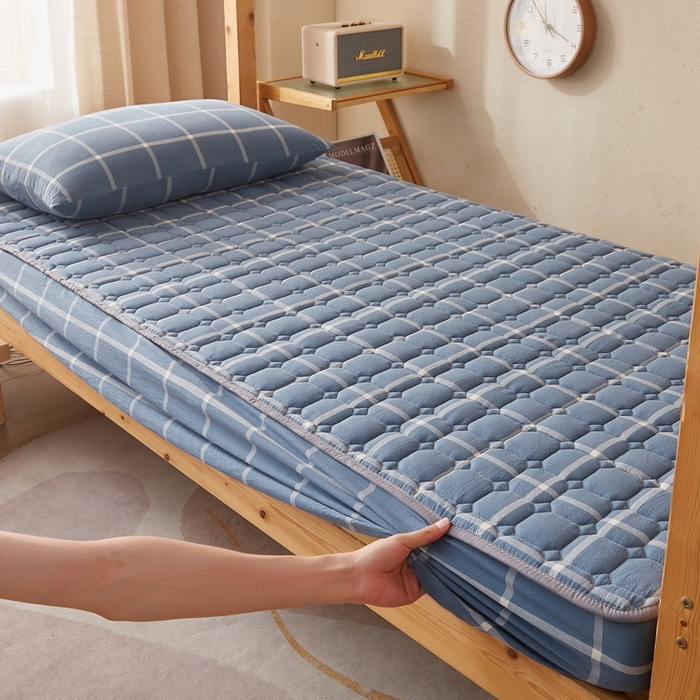 91家纺网 家纺一手货源 找家纺 卡派 2024新款色织全棉夹棉床笠(无印家居风） 海蓝格